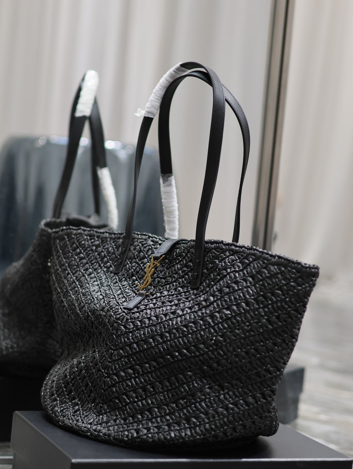 YSL PANIER MEDIUM IN RAFFIA AND VEGETABLE-BLACK LEATHER