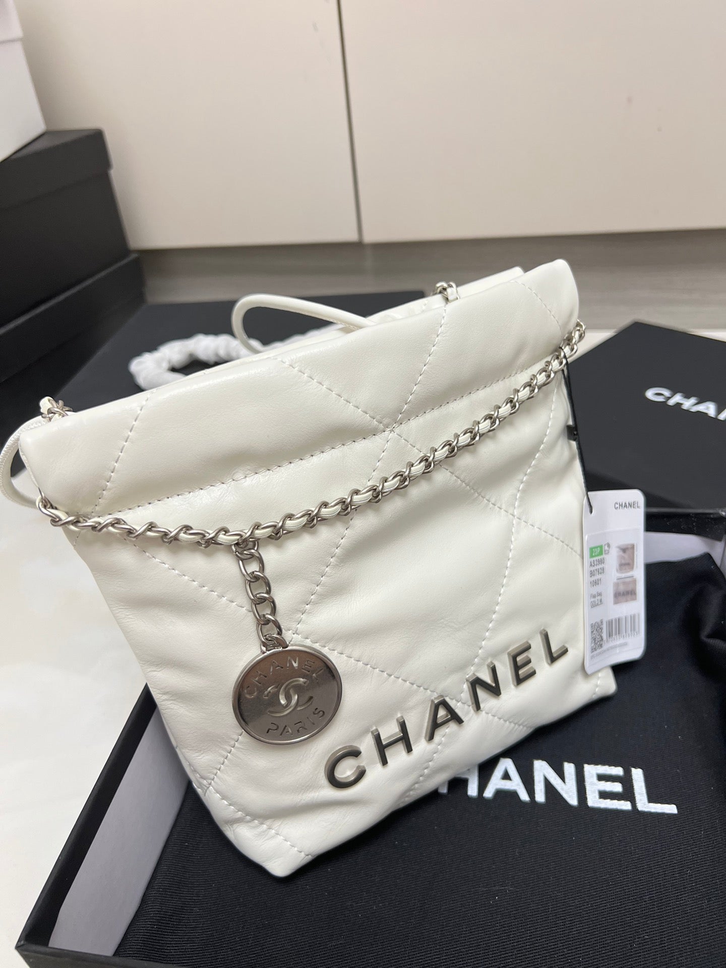 CHANEL22 Hand Bag In White Silver Hardware Size 20x18x6 cm