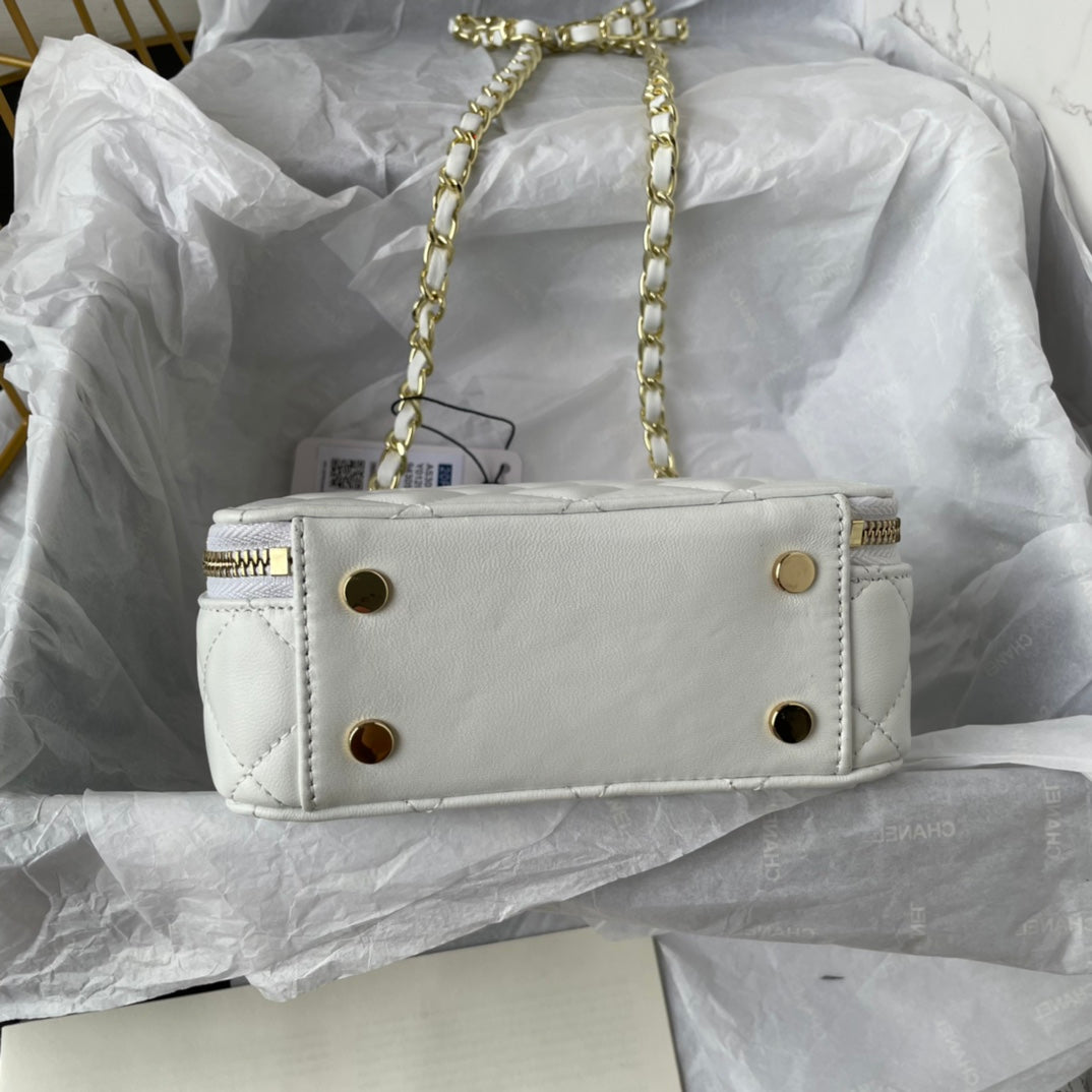 CHANEL  Handbag in White Size 16 cm