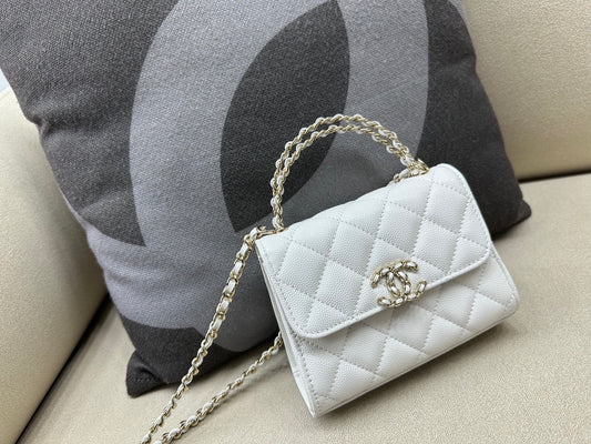 CC Clutch With Chain Caviar White 12 × 15 × 6 cm