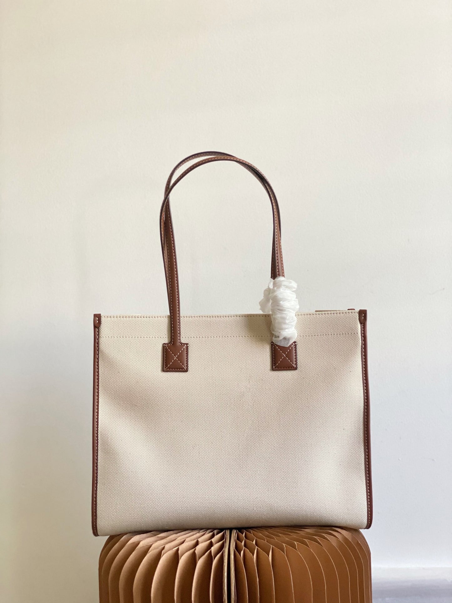 Burberry White Freya Tote Bag 33x12.5x26cm