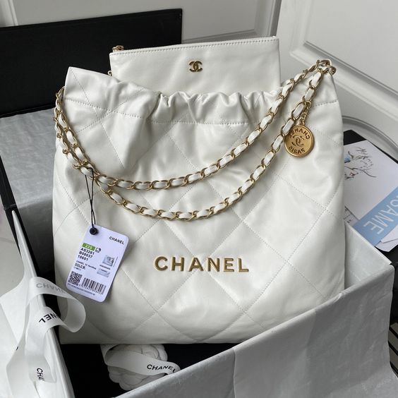 Chanel chain shoulder bag-white