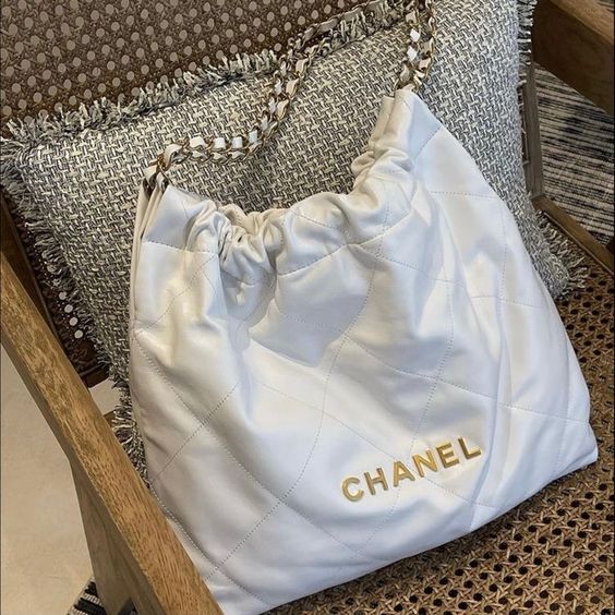 Chanel chain shoulder bag-white