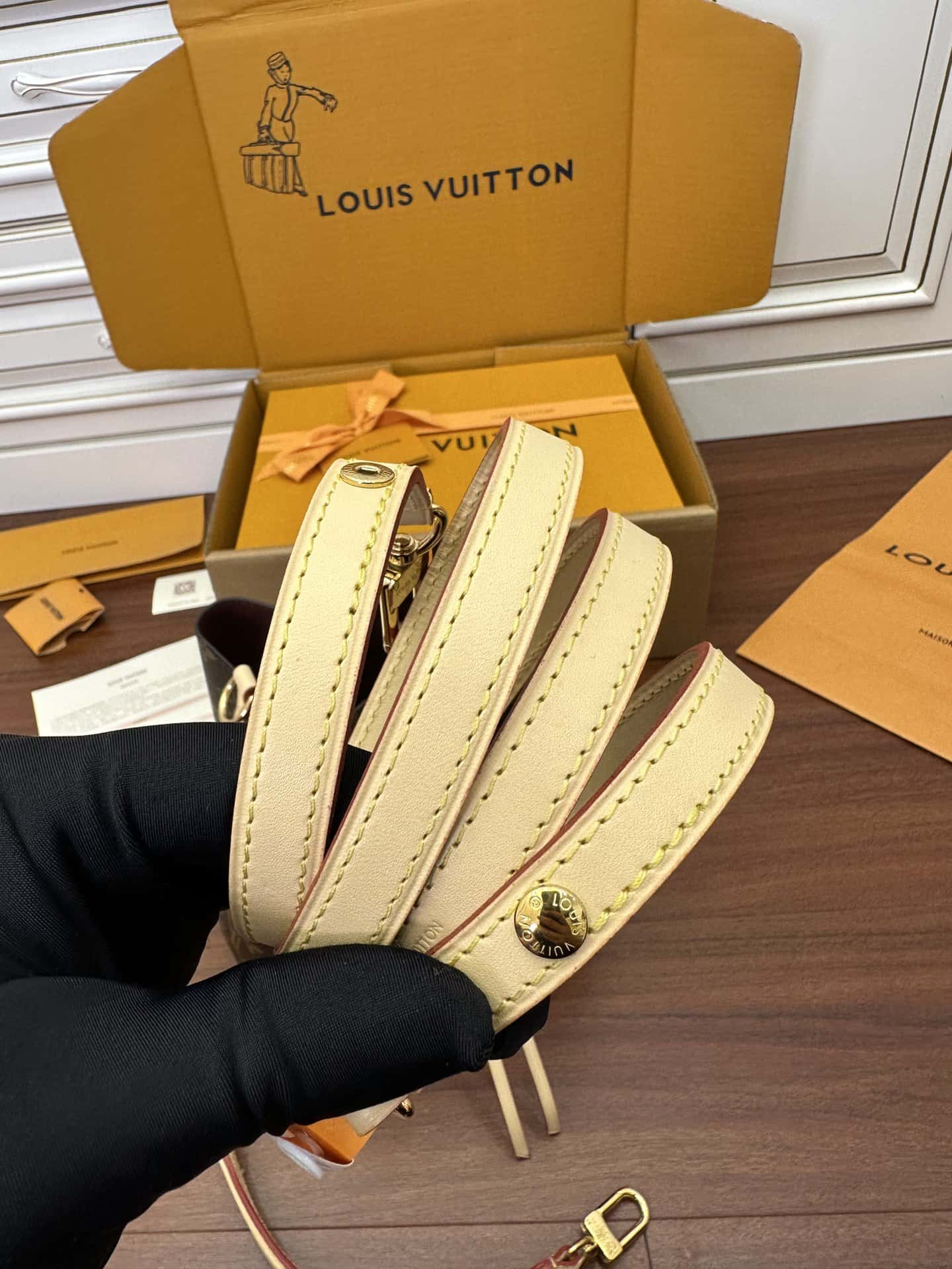 Louis Vuitton Néonoé BB in Monogram Handbag